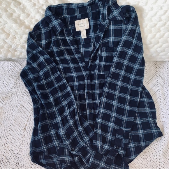•• Navy loose fitted Plaid flannel•• - Picture 2 of 3
